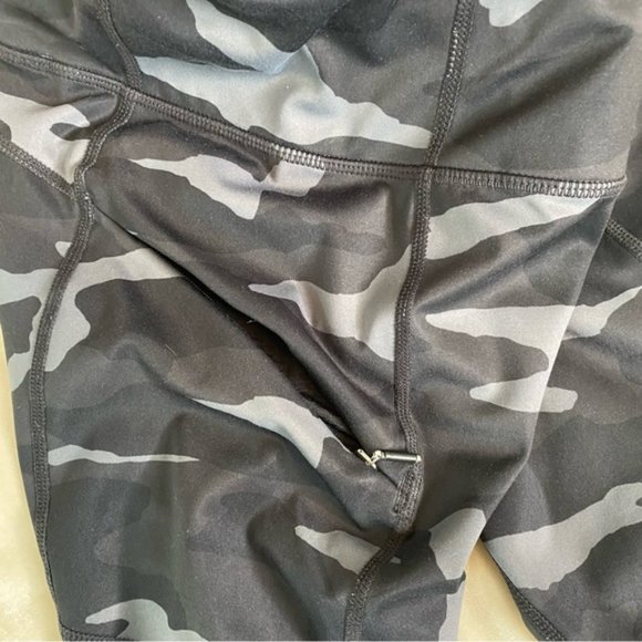 Athleta Contender 7/8 Tight in black and gray camo print with zip side pockets S - Picture 11 of 16